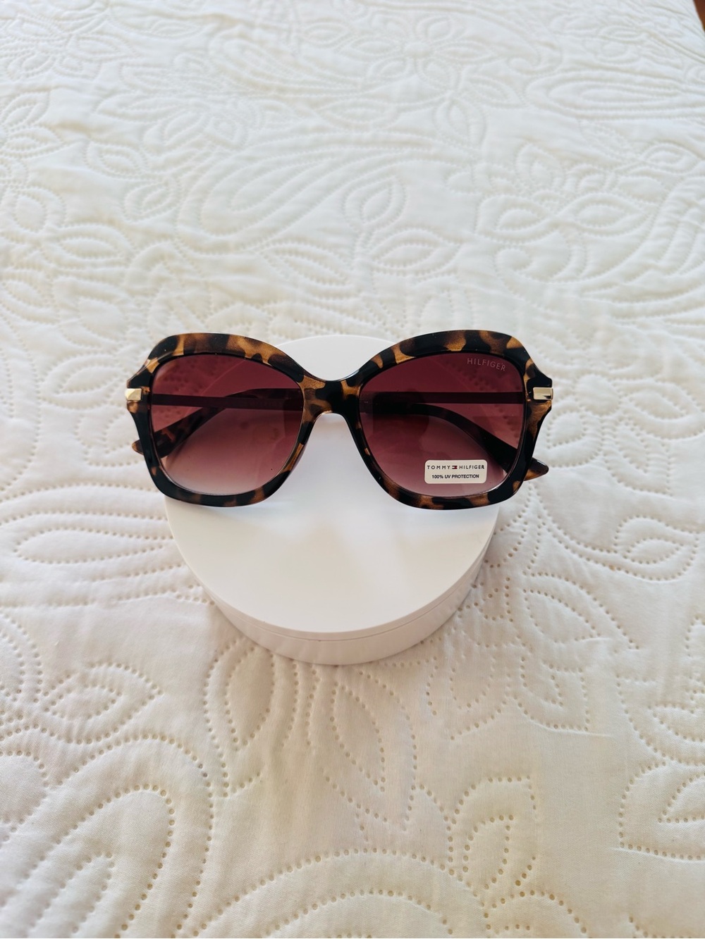 Tommy Hilfiger Women's Tortoiseshell Sunglasses with Brown Lenses